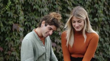 İlk randevuda utanmış genç bir kız parkta en yakın arkadaşını öpüyor.