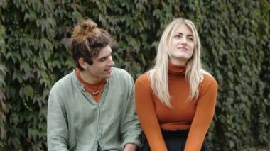 Başarısız bir yaklaşım genç adam parkta arkadaşını kucaklamaya çalışır.