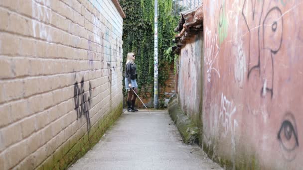 年轻的失明妇女拿着手杖走路 — 图库视频影像