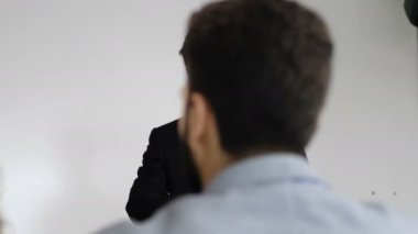 Yönetici tazeleme kursu işadamı genç yöneticileri eğitiyor