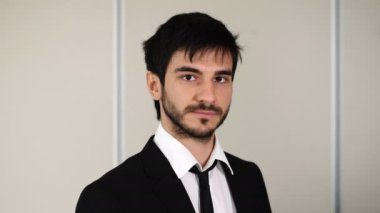 İş dünyası, başarılı genç yönetici kameraya bakıyor ve kahkahalarla gülüyor.