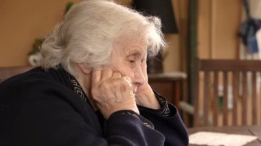 Üzgün ve düşünceli yaşlı kadın profili