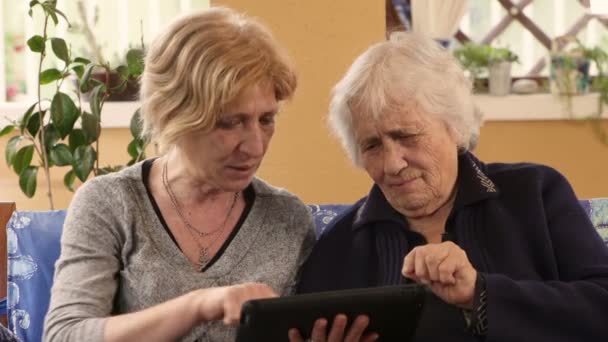 Daugther Explains Her Mother How Works Tablet — Stok Video