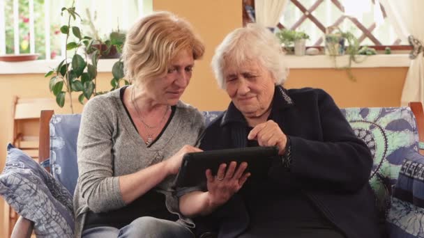 Close Madre Sua Figlia Nel Loro Tablet Uso Domestico — Video Stock