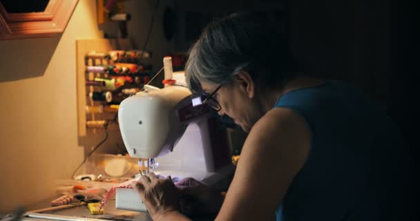 Ώριμη Γυναίκα Κάνει Μάσκες Στο Σπίτι Whit Ραπτομηχανή — Αρχείο Βίντεο