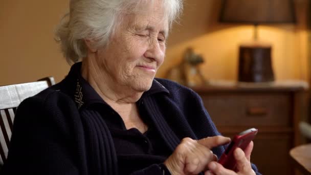Γαλήνια Ηλικιωμένη Γυναίκα Στο Σπίτι Δακτυλογράφηση Στο Κινητό Τηλέφωνο — Αρχείο Βίντεο