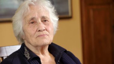 Büyükanne gözlerini gökyüzüne dikiyor.