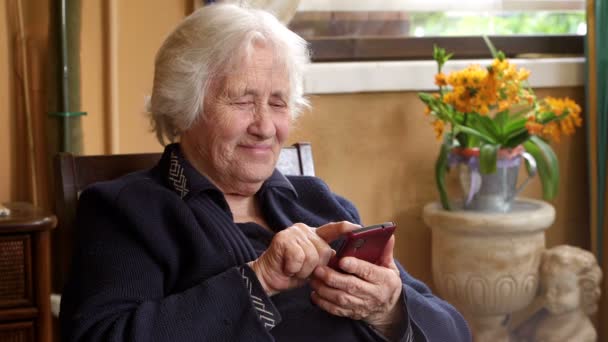 Szczęśliwa Babcia Używa Smarthone — Wideo stockowe