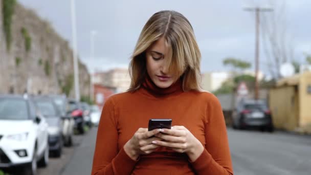 Technologie Mladá Žena Posílá Příspěvek Sociální Sítě Dostává Rád — Stock video