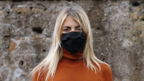 Pandemi Oro Vacker Kvinna Bär Svart Mask Stirrar Kameran — Stockvideo