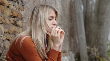 Sıkıntı, çaresizlik - evsiz bırakılan genç kadın umutsuzluk içinde