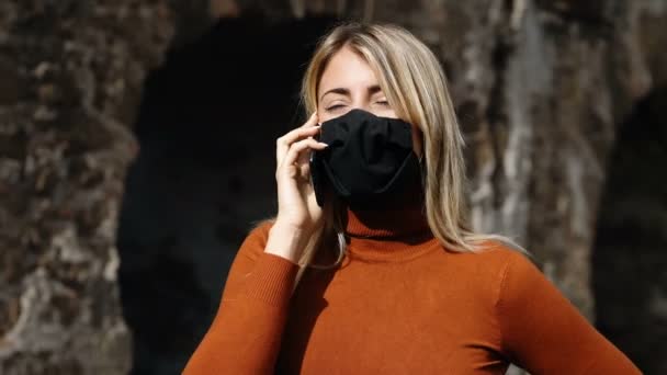 Covid Telefonieren Mit Maske Frau Trägt Maske Gespräche Auf Ihrem — Stockvideo
