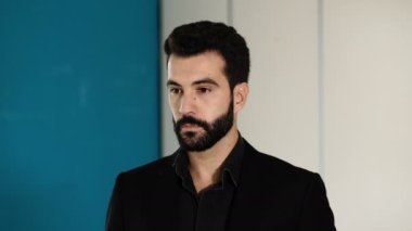 İş, hedefler - ciddi genç yönetici iç çekişe bakar