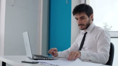 İş, sorunlar - bilgisayardaki stresli yönetici kalemi öfkeyle fırlatıyor