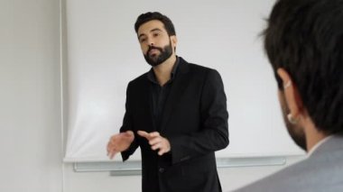 Profesyonel eğitim - Yönetici genç kariyer erkeklerine ders veriyor
