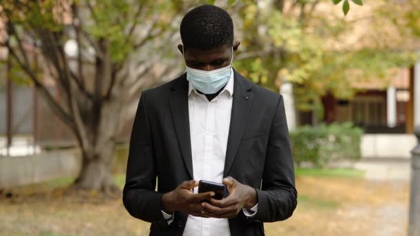 Mobil Teknoloji Telefonunda Maske Takan Siyah Adamı — Stok video