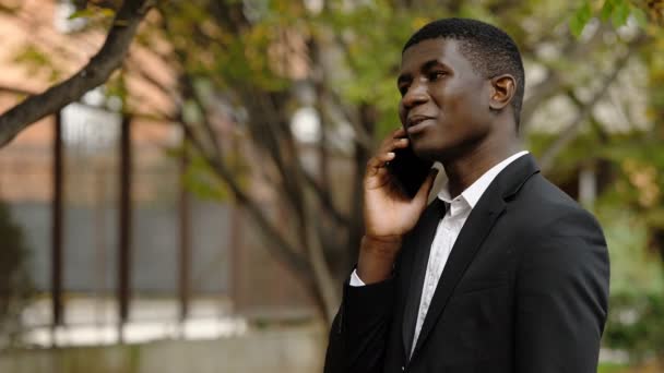 Technologia Komunikacja Młody Czarny Biznesmen Telefon Swoją Sekretarką — Wideo stockowe