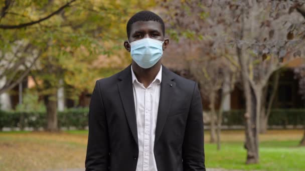 Jovem Homem Africano Usando Máscara Cirúrgica — Vídeo de Stock