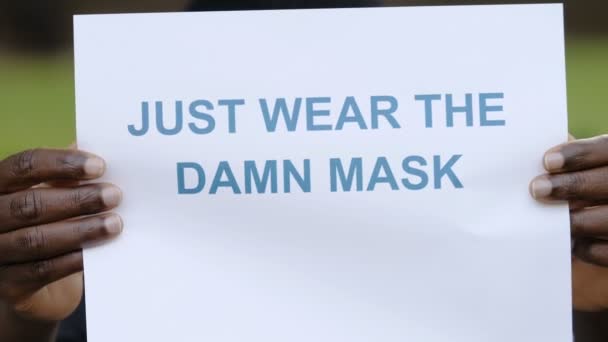Hombre Bálsamo Serio Sostiene Signo Solo Use Maldita Máscara Borrosa — Vídeo de stock