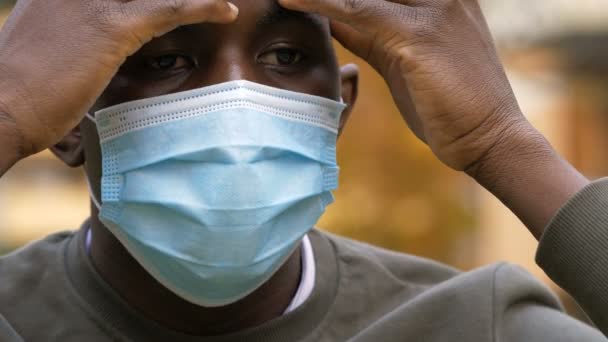 Ung Afrikansk Man Bär Kirurgisk Mask — Stockvideo