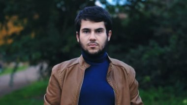 Yasaklamak, inkar etmek. Genç adam kameraya bakıyor ve parmağıyla hayır diyor.