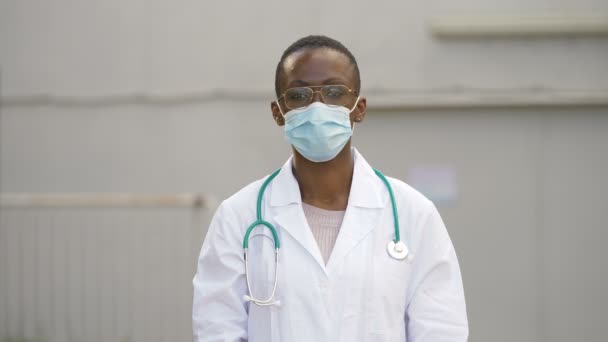 Regras Seguir Durante Pandemia Médico Com Sinal Distanciamento Social — Vídeo de Stock