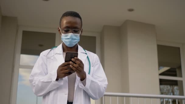 Covid19 Γιατρός Ελέγχει Τηλέφωνό Της Απολυμαίνει Χέρια Του Και Επιστρέφει — Αρχείο Βίντεο