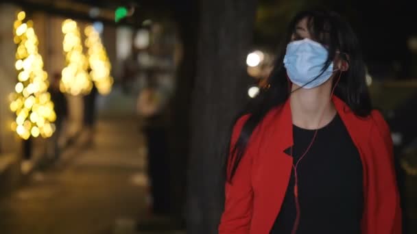 Menari Dengan Topeng Gadis Kota Pada Tarian Malam Hari Mendengarkan — Stok Video