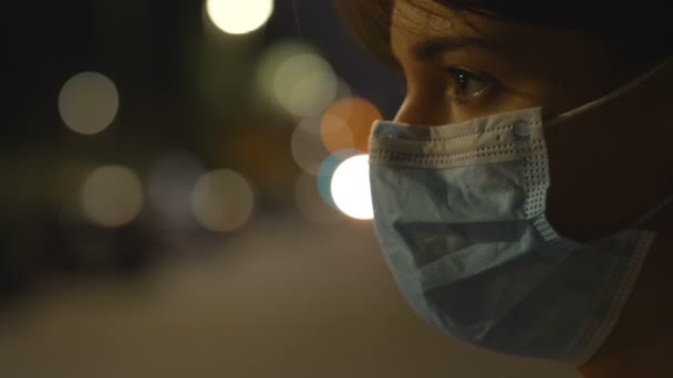 保护城市里的夜间感染女孩摘下口罩呼吸 — 图库视频影像