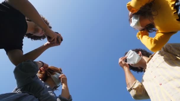 Regocijarse Por Fin Pandemia Amigos Parque Lanzan Máscaras Aire — Vídeos de Stock