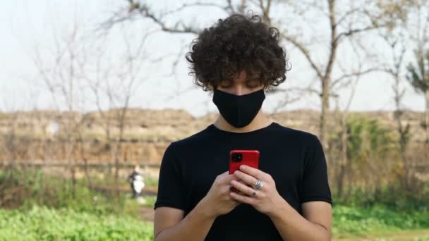 Sociale Contacten Verbinding Man Met Het Masker Telefoon Een Bericht — Stockvideo