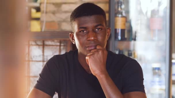 Молодежь Уверенность Черный Человек Смотрит Камеру Изменения Экспресии Улыбки — стоковое видео