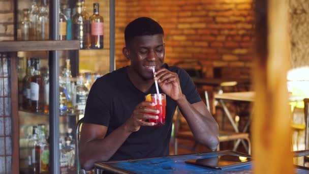 Alegria Relaxar Jovem Negro Gostando Sua Bebida Não Alcoólica Sorrindo — Vídeo de Stock