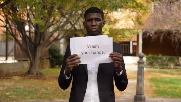 흑인은 세계적 유행병 기간에 따라야 규칙이 표지판을 — 비디오