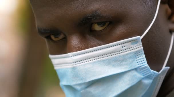 Jonge Afrikaanse Man Met Chirurgisch Masker — Stockvideo