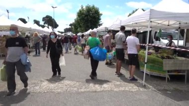 Corona virüsü - maskeli insanlar marketten alışveriş yapıyorlar