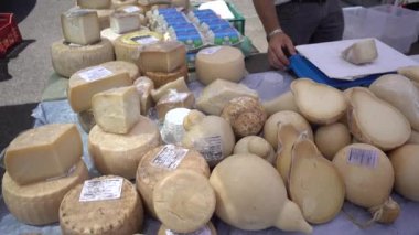 Yerel bir markette peynir tekerlerinin üzerine kapanış.