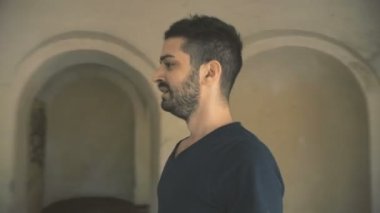 Psikoz, delilik, psikotik adam kapana kısılmış hissediyor.