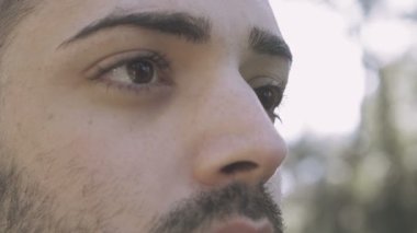 İnanç, umut - genç adam dua eden bir makro gibi yukarı bakıyor