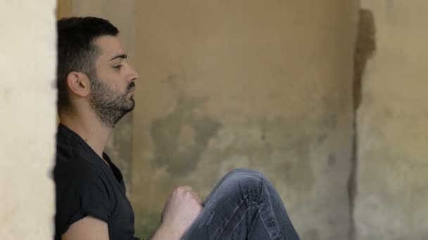 Solitude Dépression Jeune Homme Triste Appuyé Contre Mur — Video