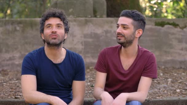 Gay Approche Échoué Jeune Homme Tente Embrasser Son Ami — Video