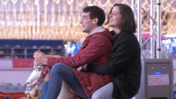 Alegría Juventud Pareja Feliz Carrusel Navidad — Vídeo de stock