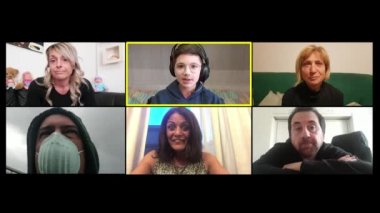 Videodaki akrabaların portresi pandemik kısıtlamalar hakkında konuşuyor