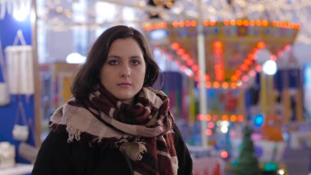 Genç Çekici Bir Kadın Noel Zamanı Kameraya Bakıyor Gülümsüyor — Stok video
