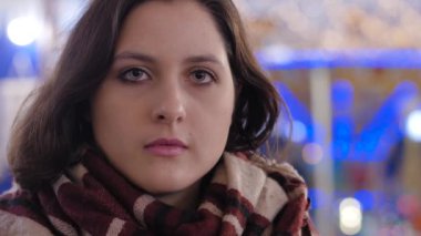 Kameraya bakıp gülümseyen genç bir kadına yaklaş.