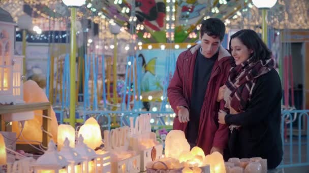 Młoda Para Kupuje Prezenty Świąteczne Sklepie Lampy Całuje — Wideo stockowe