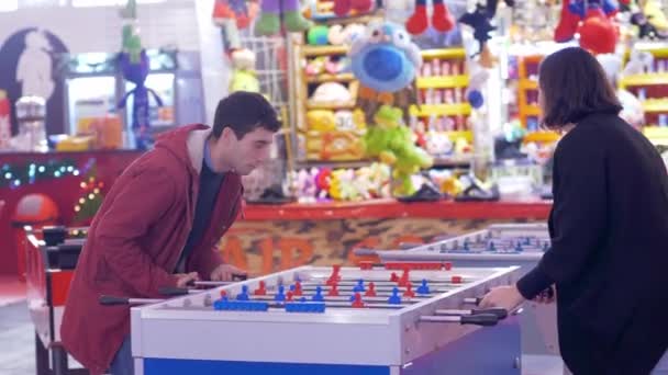 Pasangan Muda Bermain Foosball Bersukacita Karena Memenangkan Permainan — Stok Video