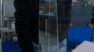 uzay insanlarına pleksiglas yerleştiren işçiler