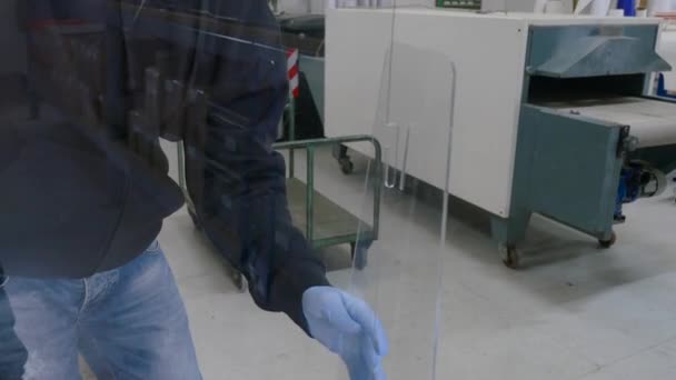 労働者はプレキシガラスをテーブルの上に置く措置をとる 社会的距離 — ストック動画