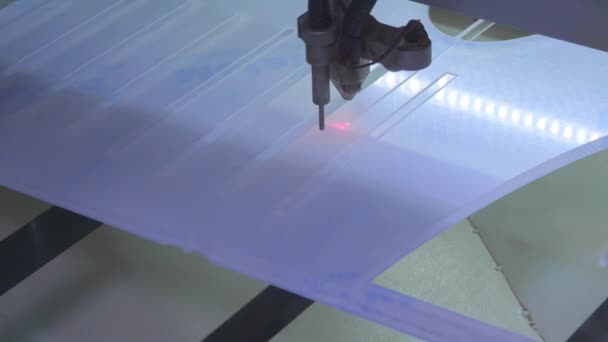 社会的距離のためのレーザー機械切断プレキシガラスプレート Covid — ストック動画